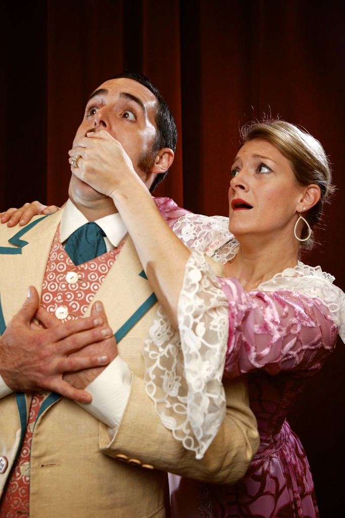 Neal Ferreira (Alfredo) and Jennifer Goode cooper (Rosalnda), die Fledermaus